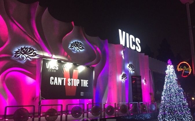 北京 vics club   位于工人体育场的北门,是一家颇具特色的多型酒吧.