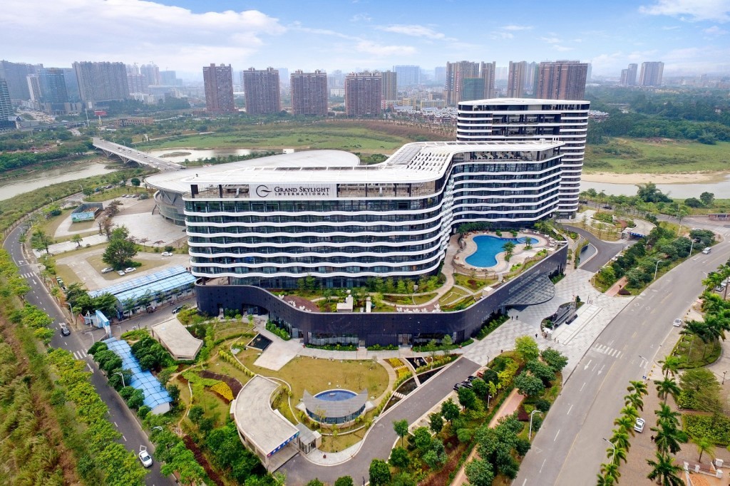 惠州半岛格兰云天国际酒店是由惠州鸿洋置业有限公司投资建造,并由深圳格兰云天酒店管理有限公司管理的五星级酒店。酒店坐落于惠州市惠阳区淡水,地处环岛心脏地带,距惠阳区政府约2公里,车程约5分种,惠州南站约6.7公里,车程约18分钟,深汕高速G15出口约14分钟,广惠高速G25出口约21分钟,毗邻惠阳体育会展中心、棕榈岛高尔夫球场、半岛文化体育公园和淡水河湿地公园。酒店周边绿化完善,人文环境和谐,交通极其便利。 酒店由名师设计,动感十足的S形楼体,好似一条栩栩如生,有灵动跃起之势的蟠龙。酒店建筑面积约为7000