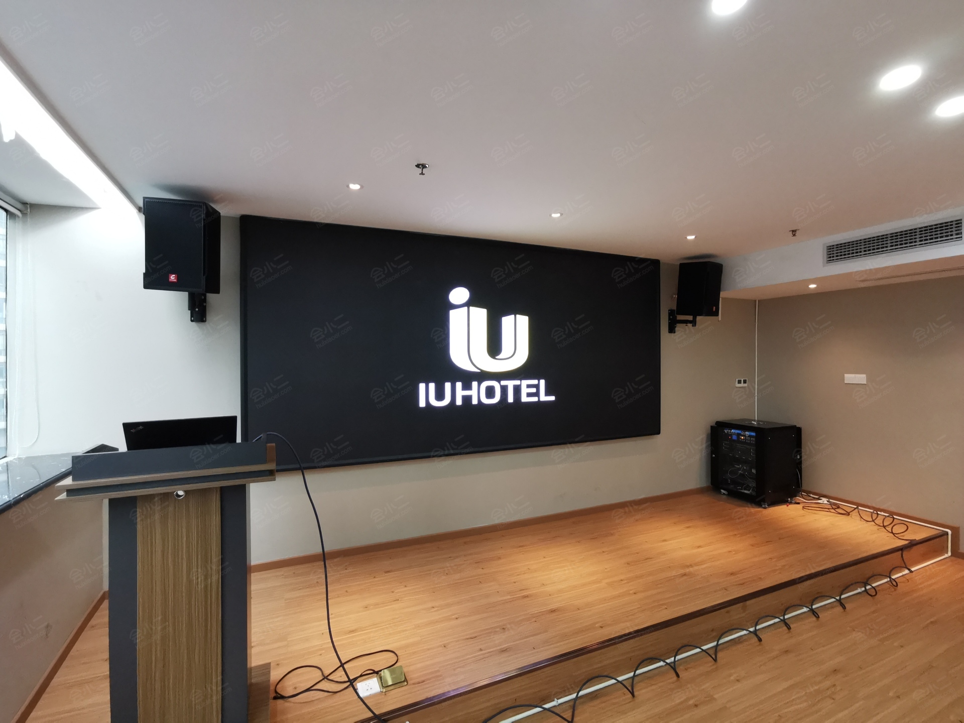 iu酒店(重庆南坪万达广场轻轨站店)大会议室详情