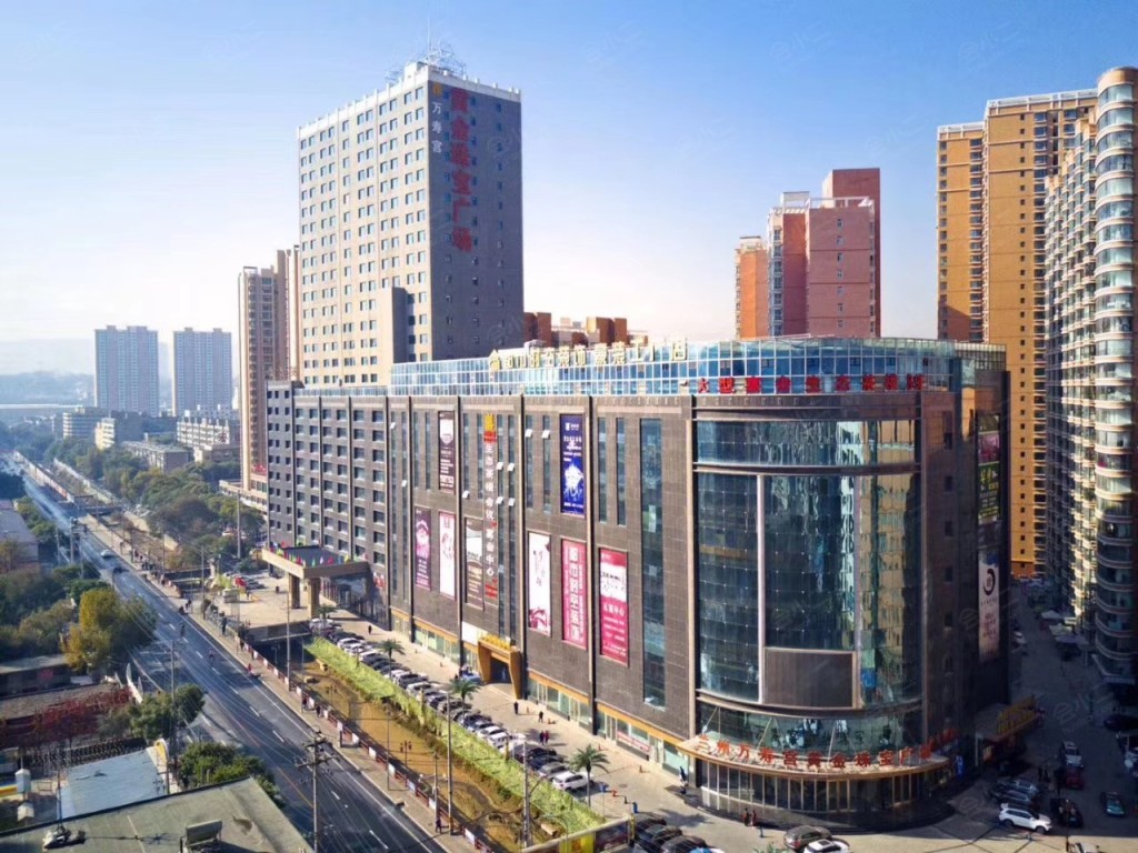 甘肃万寿宫大酒店位于兰州市七里河区土门墩河湾堡西街52号,是按照四